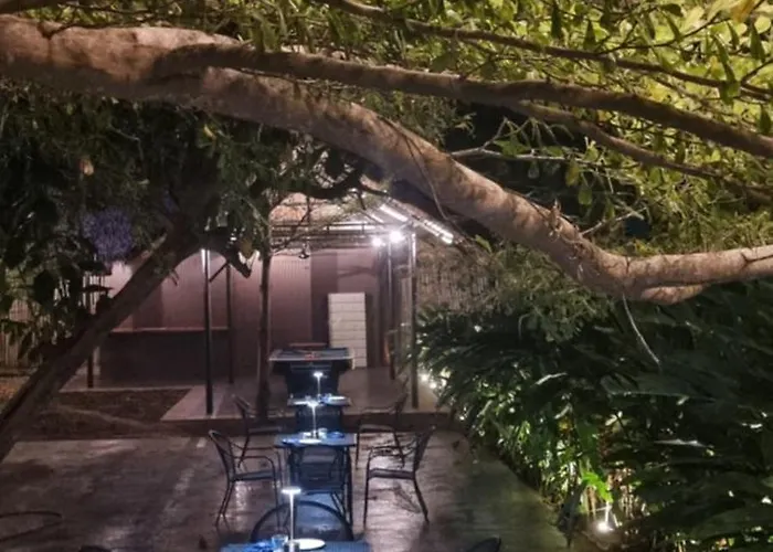 Kugita Bed And Dine Hostal Moalboal