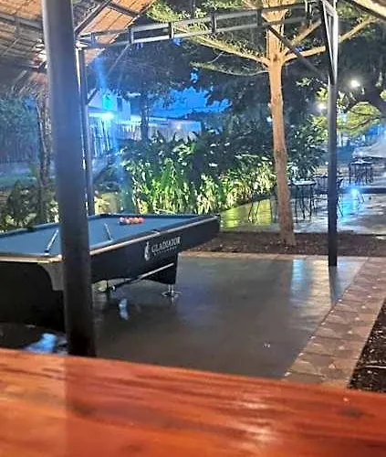 Kugita Bed And Dine Hostal Moalboal